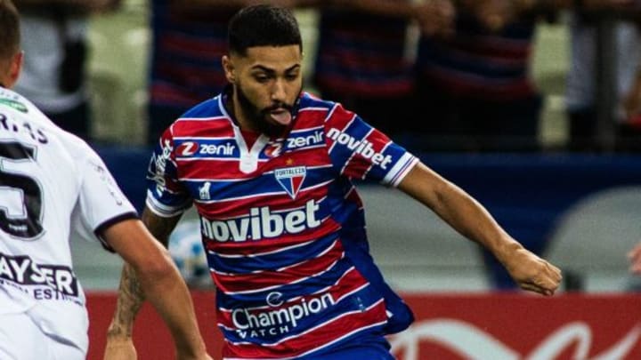 Calebe, meio-campista do Fortaleza