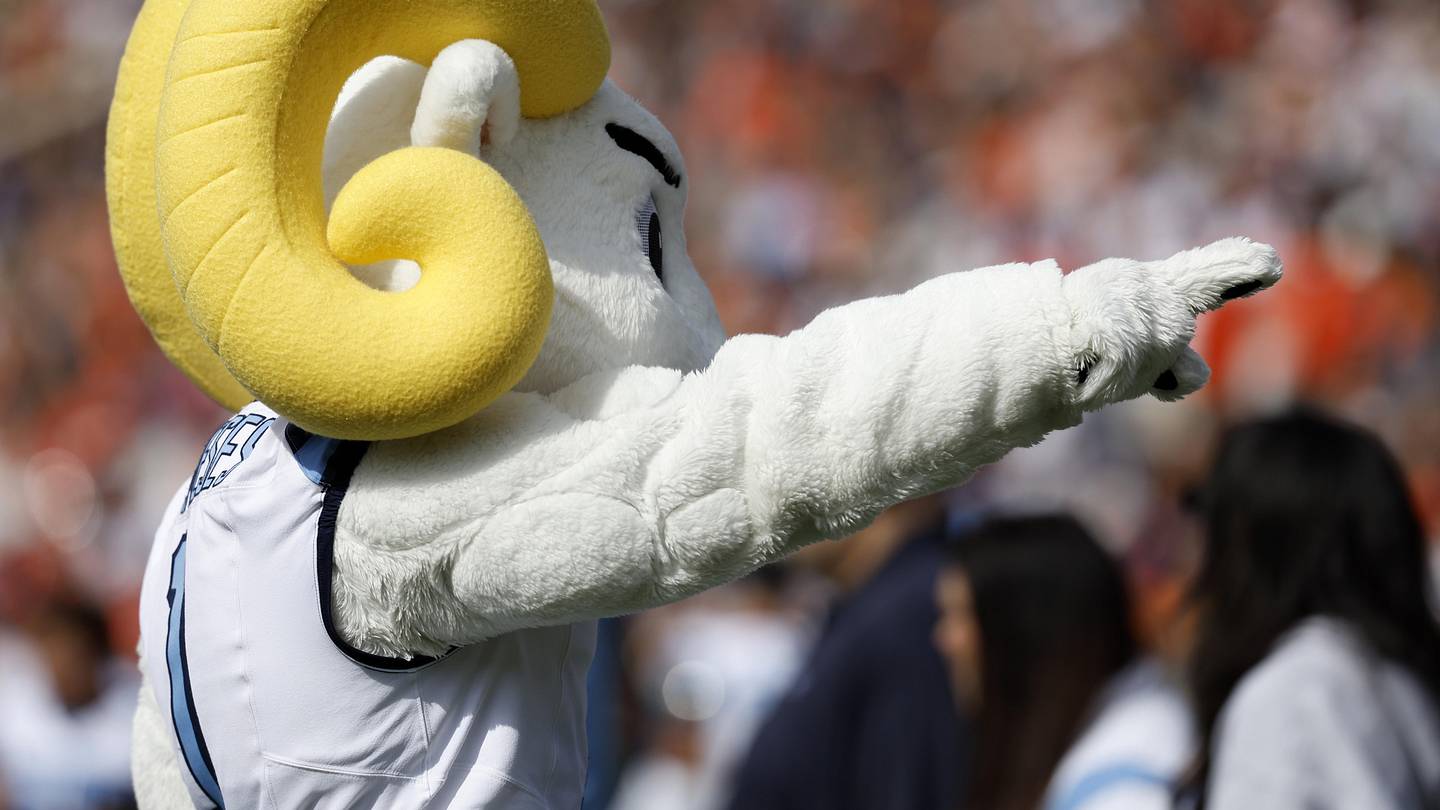 Elite Transfer Lineman Commits to UNC Football Staff