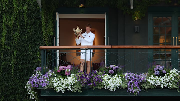 El italiano Jannik Sinner levanta el trofeo de individuales masculinos tras su victoria frente a Carlos Alcaraz, de España, en el Campeonato de Wimbledon 2025 El italiano Jannik Sinner levanta el trofeo de individuales masculinos tras su victoria frente a Carlos Alcaraz, de España, en el Campeonato de Wimbledon 2025