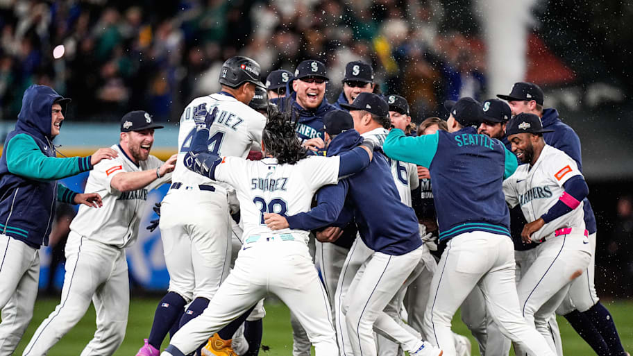 Seattle Mariners players celebrate 3-2 win over Detroit Tigers