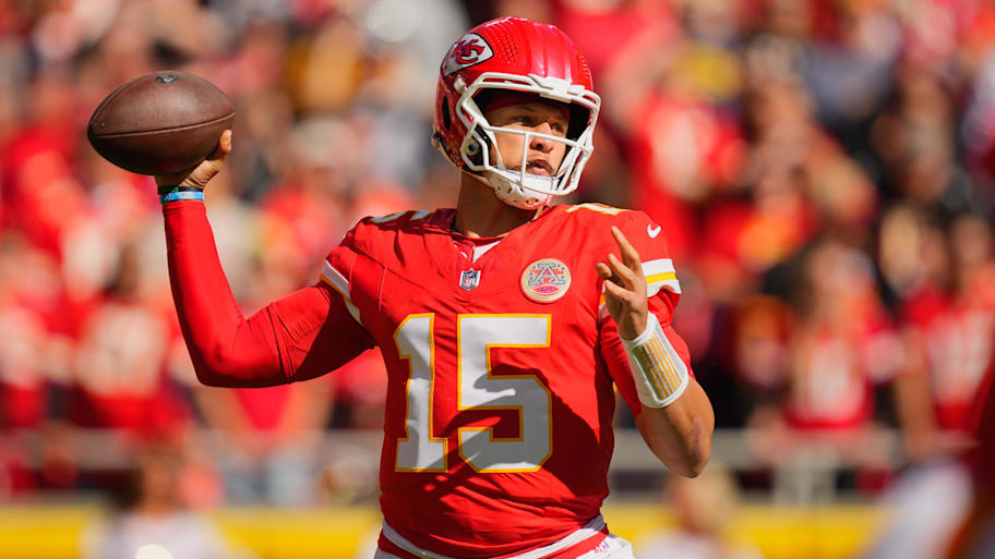 Patrick Mahomes led the Chiefs to a 31–0 win over the Raiders.