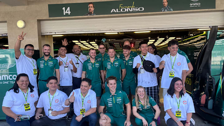 Ocho alumnos de la Escuela Mexicana de Electricidad pudieron compartir conceptos con los mecánicos del equipo Aston Martín previo al Gran Premio de México.