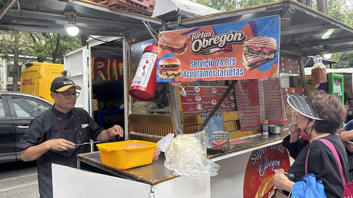 Mario Ramírez Flores atiende en su puesto de tortas Mario Ramírez Flores atiende en su puesto de tortas