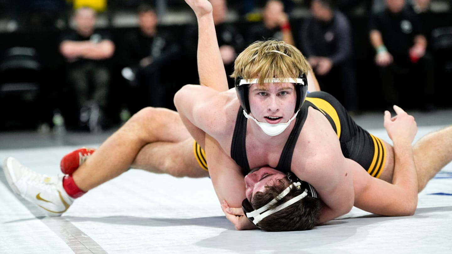 Top 10 Iowa high school boys wrestling state rankings (12/8/2024)