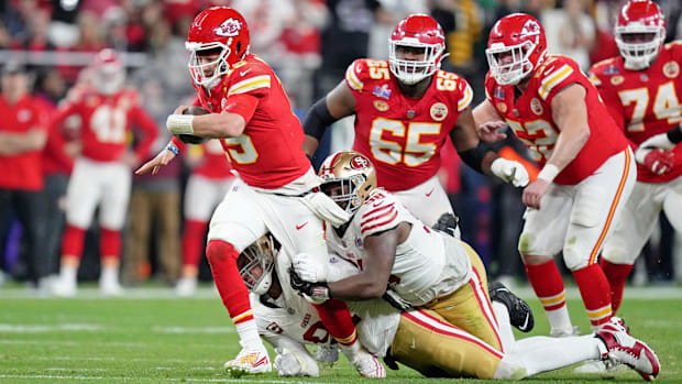 Javon Hargrave tries to drag down Patrick Mahomes in the Super Bowl.