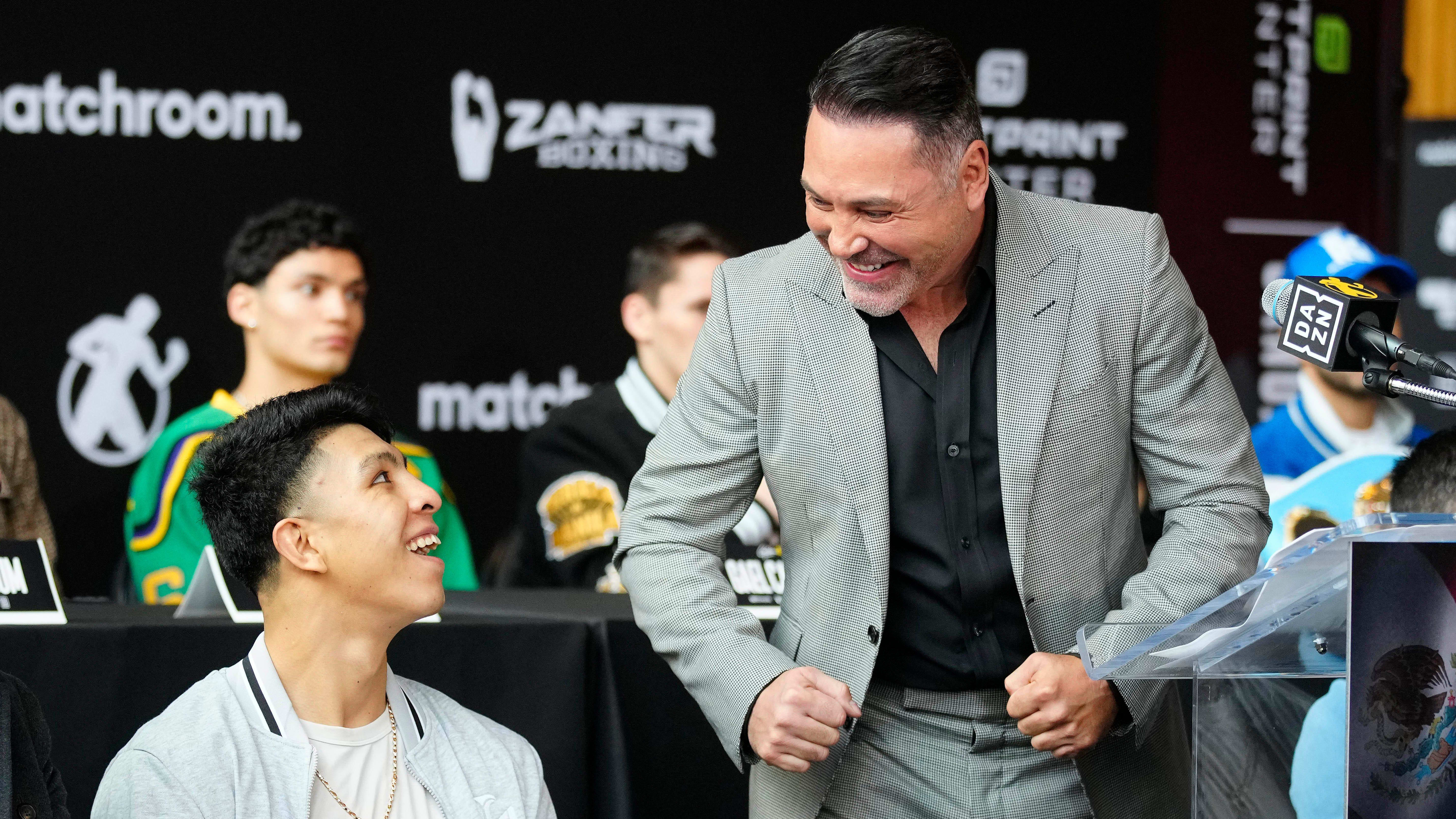 Oscar De La Hoya and Jaime Munguía at a press conference
