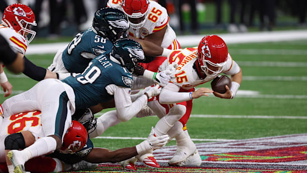 Philadelphia Eagles linebacker Jalyx Hunt and linebacker Josh Sweat tackle Kansas City Chiefs quarterback Mahomes