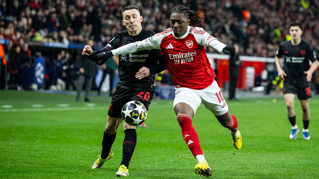 El español Alejandro Grimaldo y el nigeriano Eberechi Eze en el enfrentamiento de ida