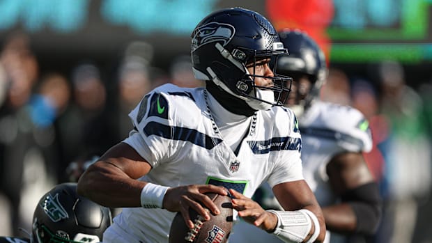 geno-smith-seahawks-holds-ball