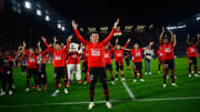 La communion entre supporters et joueurs rennais après la victoire lors du derby breton