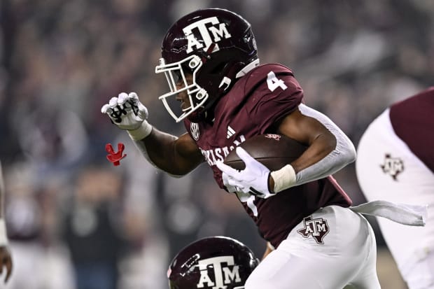 exas A&M Aggies running back Amari Daniels (4) runs the ball during the first quarter against the Mississippi State Bulldogs.