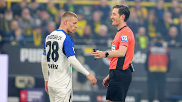 HSV-Profi Miro Muheim und Schiri Jöllenbeck HSV-Profi Miro Muheim und Schiri Jöllenbeck