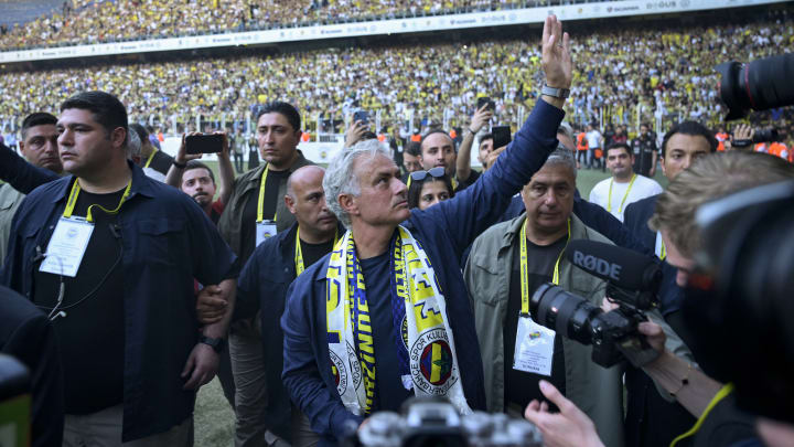 Jose Mourinho, Fenerbahçe tribünlerini selamlıyor.