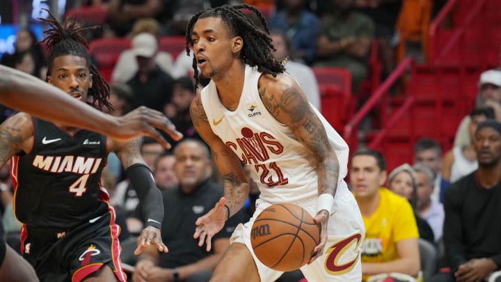 Mar 24, 2024; Miami, Florida, USA;  Cleveland Cavaliers forward Emoni Bates (21) drives to the basket against the Miami Heat during the second half at Kaseya Center. Mandatory Credit: Jim Rassol-USA TODAY Sports