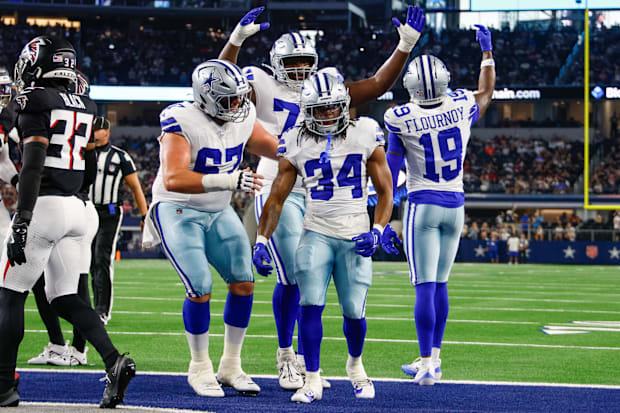 The EAMMATES celebrate with the Ballon carrier of Dallas Cowboys Jaydon Blue after having marked a touch against the Falcons of Atlanta. 