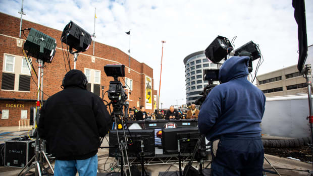 Dave Revsine, Gerry DiNardo and Howard Griffith talk during the Big Ten Network \ "BTN Tailgate