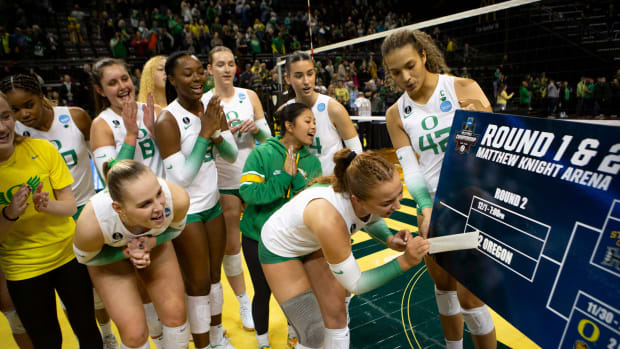 Oregon setter Hannah Pukis adds Oregon to the Round 2 bracket as the No. 2 Oregon Ducks open NCAA Tournament play against Sou