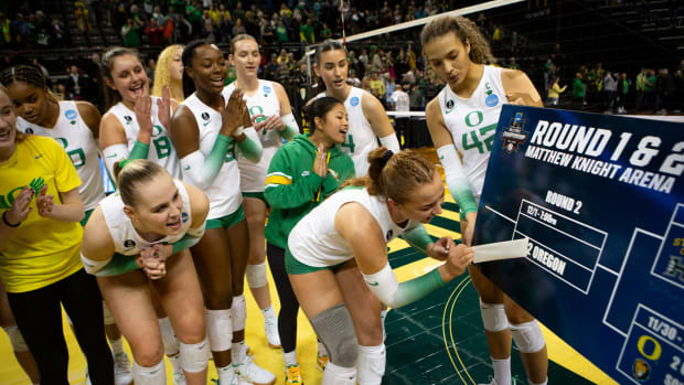 Oregon setter Hannah Pukis adds Oregon to the Round 2 bracket as the No. 2 Oregon Ducks open NCAA Tournament 