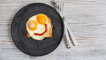 Ketchup and eggs put a smile on some people‘s faces.