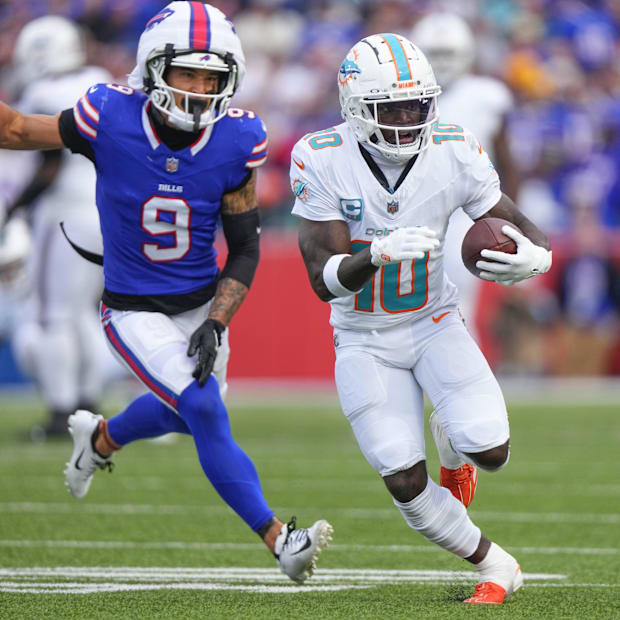 Tyreek Hill (10) runs with the ball