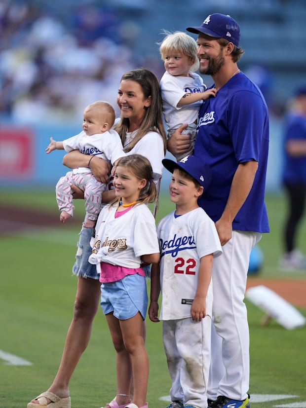 Clayton Kershaw has emotional gesture to wife Ellen, kids leaving Dodgers mound