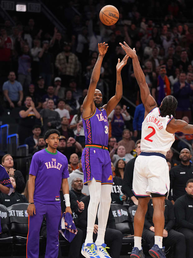 Phoenix Suns forward Kevin Durant (35) makes a three point basket against LA Clippers forward Kawhi Leonard