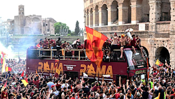 I festeggiamenti della Roma dopo il successo in Conference League
