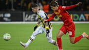 Ryan Kent topla ilerliyor.