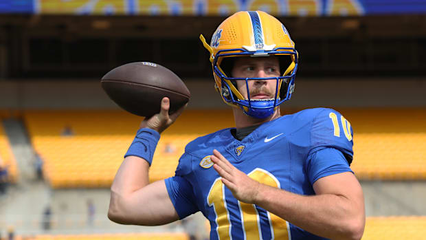 Pitt Panthers quarterback Eli Holstein