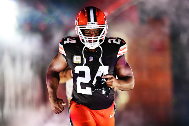 Browns RB Nick Chubb is introduced before the game between the Browns and the Pittsburgh Steelers.