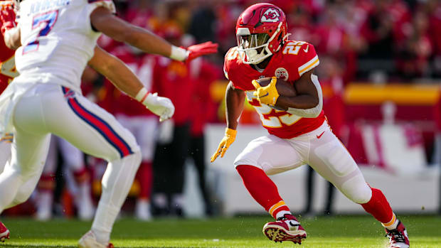Kansas City Chiefs running back Clyde Edwards-Helaire (25) runs the ball against the Buffalo Bills