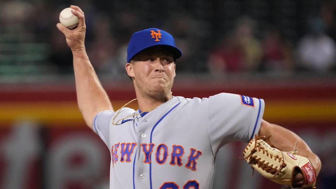 Jul 6, 2023; Phoenix, Arizona, USA; New York Mets relief pitcher Trevor Gott (33) pitches against the Arizona Diamondbacks during the ninth inning at Chase Field. Mandatory Credit: Joe Camporeale-Imagn Images Jul 6, 2023; Phoenix, Arizona, USA; New York Mets relief pitcher Trevor Gott (33) pitches against the Arizona Diamondbacks during the ninth inning at Chase Field. Mandatory Credit: Joe Camporeale-Imagn Images