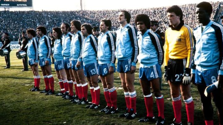 L'Équipe de France en marge d'affronter la Hongrie lors du Mondial 1978. De gauche à droite : M. Platini, D. Rocheteau, M. Berdoll, C. Papi, D. Barthenay, J. Petit, C. Lopez, P. Rio, G. Janvion, D. Dropsy et M. Trésor. 