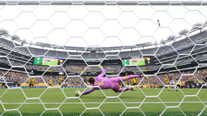 El arquero suizo Kobel fue figura para el Dortmund.