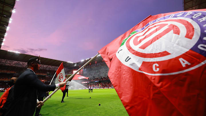 A pocas horas del duelo definitivo contra Tigres UANL, la afición del Toluca convirtió las inmediaciones del Nemesio Diez en un escenario de rezos y plegarias. A pocas horas del duelo definitivo contra Tigres UANL, la afición del Toluca convirtió las inmediaciones del Nemesio Diez en un escenario de rezos y plegarias.