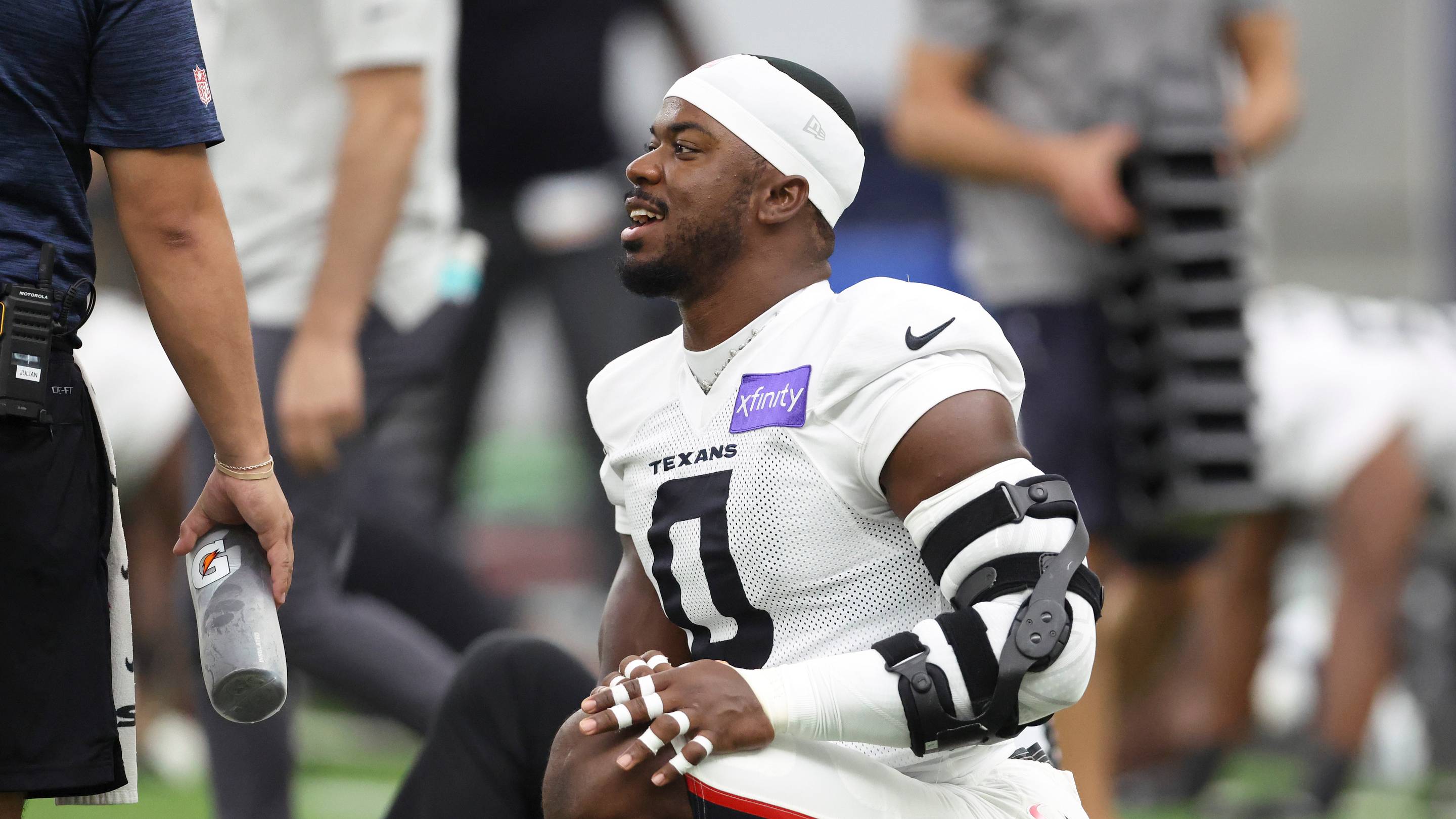Texans LB Azeez Al-Shaair Leaves vs. Colts With Concerning Injury