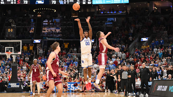 Mar 20, 2026; St. Louis, MO, USA; Kentucky Wildcats guard Otega Oweh (00) shoots a three point basket against Santa Clara Broncos guard Sash Gavalyugov (2) to tie the game as time expires in the second half of a first round game of the men's 2026 NCAA Tournament at Enterprise Center. Mandatory Credit: Jeff Curry-Imagn Images