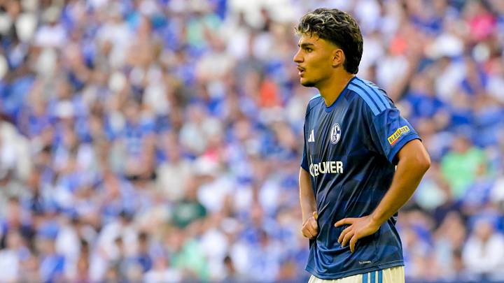 Mertcan Ayhan ist beim S04 zurzeit außen vor Mertcan Ayhan ist beim S04 zurzeit außen vor