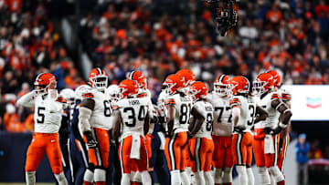 Browns huddle: Cleveland Browns v Denver Broncos