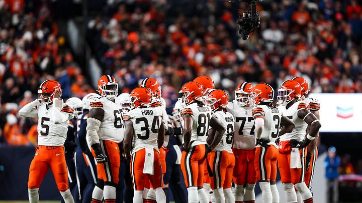 Browns huddle: Cleveland Browns v Denver Broncos