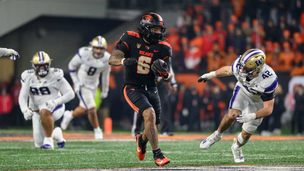 Oregon State Beavers running back Damien Martinez (6) runs the ball during the fourth quarter against the Washington Huskies