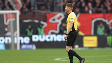 Christian Dingert hatte einen schweren Stand im Topspiel zwischen Leverkusen und dem FC Bayern Christian Dingert hatte einen schweren Stand im Topspiel zwischen Leverkusen und dem FC Bayern