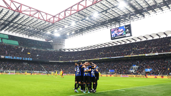 L'esultanza di gruppo dell'Inter. 