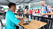 Pierre Gasly en contacto con aficionados que asisten al Gran Premio de Miami de la Fórmula 1 