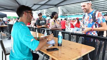 Pierre Gasly en contacto con aficionados que asisten al Gran Premio de Miami de la Fórmula 1 