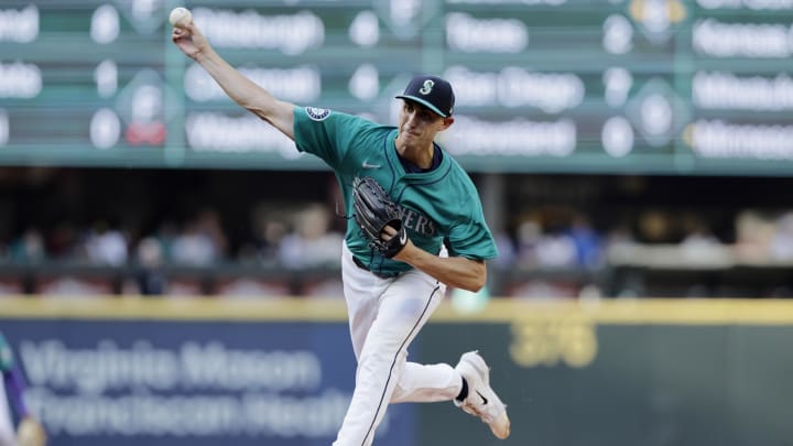 George Kirby throws a pitch