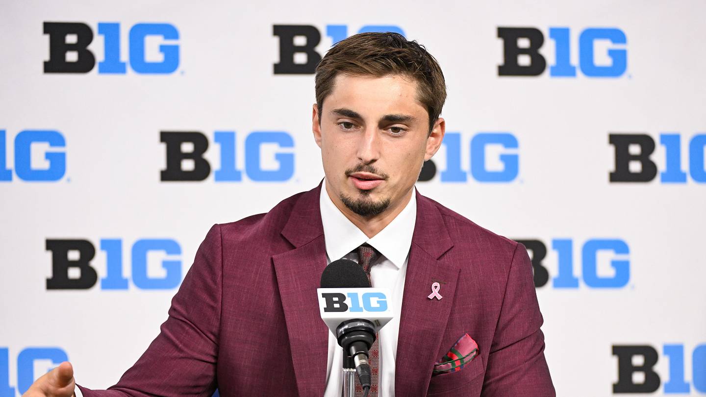 Gophers' Max Brosmer playing chess, staying off social media during fall camp