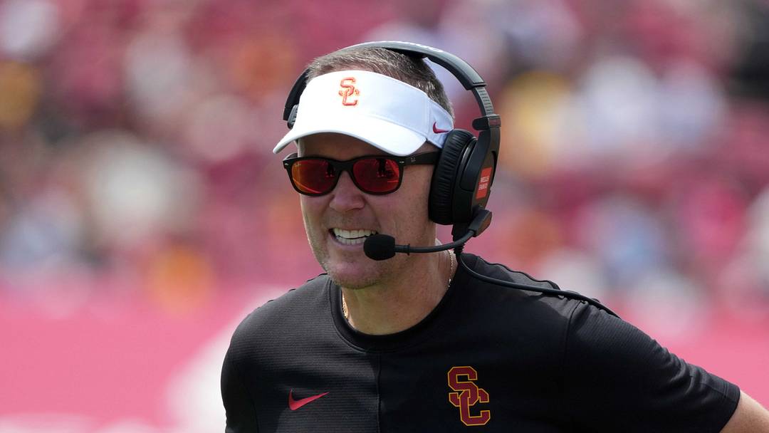 Aug 29, 2026; Los Angeles, California, USA; Southern California Trojans head coach Lincoln Riley reacts against the San Jose State Spartans in the first half at United Airlines Field at Los Angeles Memorial Coliseum. Mandatory Credit: Kirby Lee-Imagn Images Aug 29, 2026; Los Angeles, California, USA; Southern California Trojans head coach Lincoln Riley reacts against the San Jose State Spartans in the first half at United Airlines Field at Los Angeles Memorial Coliseum. Mandatory Credit: Kirby Lee-Imagn Images