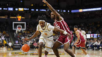 Missouri Tigers guard Anthony Robinson II (0) drives on a defender, in a game versus the Oklahoma Sooners this season.