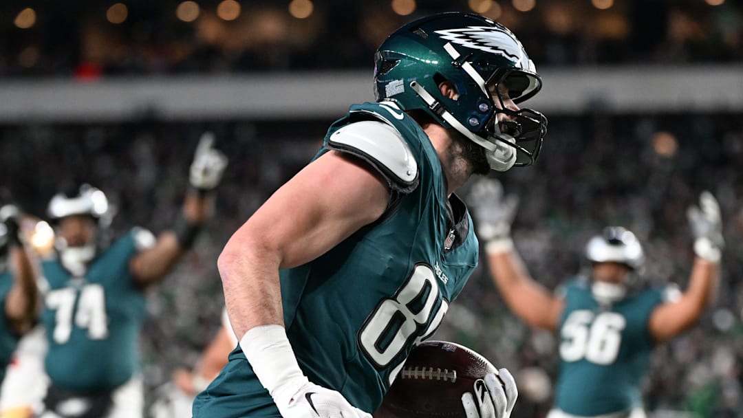 Jan 11, 2026; Philadelphia, PA, USA; Philadelphia Eagles tight end Dallas Goedert (88) carries the ball for a touchdown against the San Francisco 49ers during the second quarter in an NFC Wild Card Round game at Lincoln Financial Field. Mandatory Credit: Eric Hartline-Imagn Images